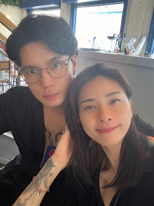 Dường như việc san sẻ công việc nội trợ với người bạn đời là cách chồng trẻ của Ngô Thanh Vân giữ lửa hôn nhân. Ảnh: FBNV