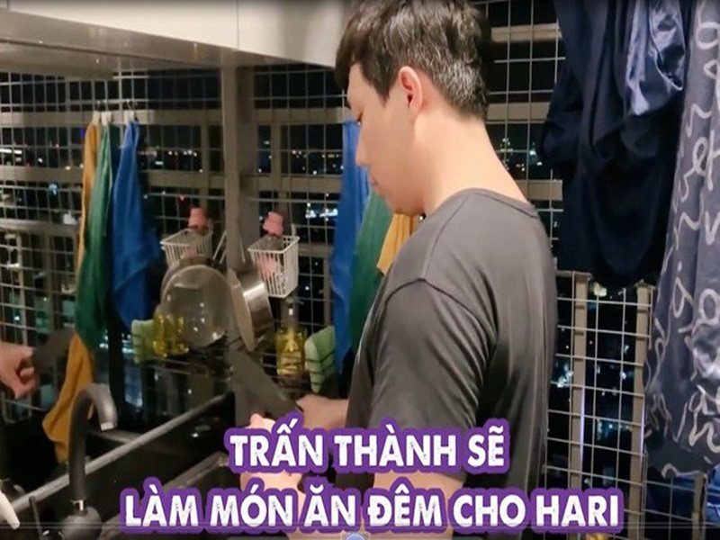 Giống Huy Trần và Trường Giang, Trấn Thành cũng trở thành ông chồng nội trợ khi ở nhà. Anh từng vào bếp nấu cho Hari Won lúc 2h sáng. Ảnh: Khám phá