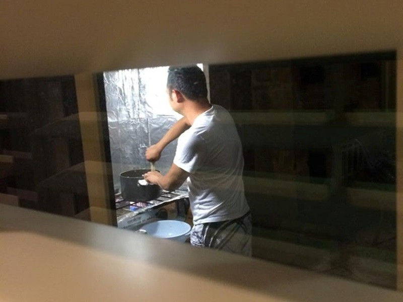 Ông bầu Thomas Nguyễn - chồng ca sĩ Hồng Ngọc cũng san sẻ công việc nội trợ với người bạn đời. Hồng Ngọc từng khoe: “Mẹ đi làm về mệt nên bố giành làm hết công việc giúp mẹ. Hôm nay, bố tắm em, kho thịt gà. Còn mẹ chỉ nấu mỗi nồi súp nui cua cho anh cu Hưng. Vì anh Hưng mới nhổ răng không ăn cơm được. Với tôi, chỉ như thế là quá đủ. Tôi yêu cuộc sống này biết bao. Cám ơn anh”. Ảnh: FBNV