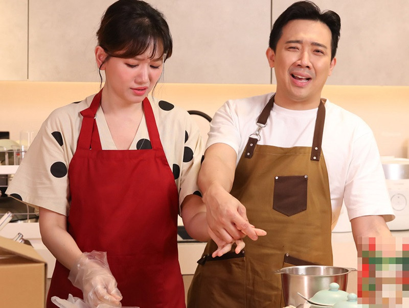 Hari Won không giỏi nấu nướng. Có lần, khi phụ giúp chồng nấu ăn, nữ ca sĩ tự làm đứt tay mình. Ảnh: Dân Việt