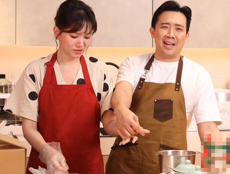 Hari Won không giỏi nấu nướng. Có lần, khi phụ giúp chồng nấu ăn, nữ ca sĩ tự làm đứt tay mình. Ảnh: Dân Việt