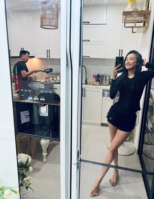 “Thấy người ta chê tôi ốm, anh Giang không nói gì, lập tức thay đổi chế độ ăn cho tôi. Anh “đầu độc” tôi đến mức ba ngày tôi tăng 2 kg. Anh nấu ăn ngon nên rất “hại” cho việc kiểm soát cân nặng của tôi. Nhưng tôi không còn muốn ăn bên ngoài vì thấy không đâu ngon bằng cơm anh nấu", nữ diễn viên phim “Tuổi thanh xuân” cho hay. Ảnh: FBNV