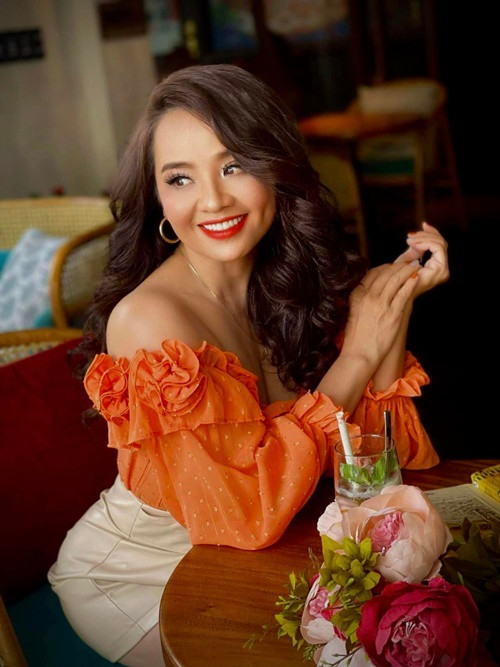 Gần đây, Hoài An xuất hiện dày đặc trong các quảng cáo. Trong cuộc phỏng vấn với Dân Trí, cô cho biết, cô nhận được nhiều lời mời quảng cáo. “Người ta đưa ra "miếng mồi" rất béo bở, giá nào cũng trả”, Hoài An cho hay.