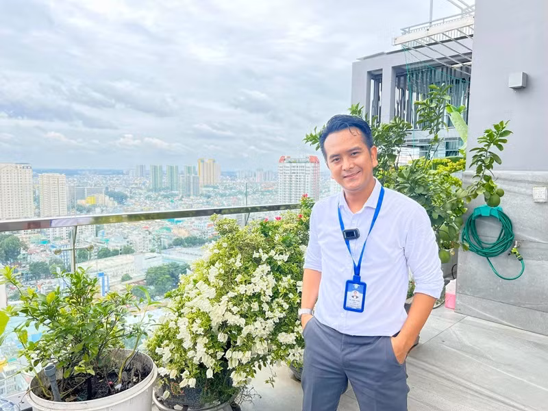 Trong cuộc phỏng vấn với Giao thông năm 2022, Hùng Thuận hé lộ, cuộc sống của anh đã thay đổi về mặt tài chính khi làm về bất động sản, nhưng thu nhập không “khủng” giống như mọi người tưởng tượng. Ảnh: FBNV