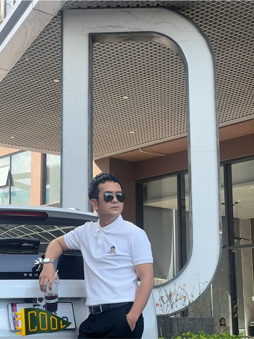 Trước khi thử sức với lĩnh vực bất động sản, Hùng Thuận mở quán ốc, cửa hàng thực phẩm chức năng tuy nhiên vì việc kinh doanh thất bại do anh không có kiến thức kinh doanh cũng như có tính phóng khoáng của nghệ sĩ. Ảnh: FBNV