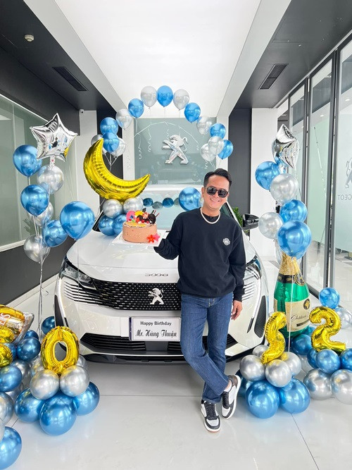 Năm 2022, sau 2 năm chuyển nghề, Hùng Thuận tậu xe hơi. Ảnh: FBNV