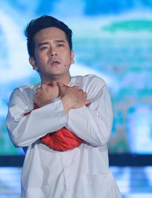 Nam diễn viên đóng "Dòng đời", "Cổng mặt trời", "Ký ức tuổi thơ". Tuy nhiên, Hùng Thuận lại chưa có vai diễn nào vượt qua được cái bóng bé An. Bên cạnh đó, nam diễn viên còn thử sức làm ca sĩ nhưng sự nghiệp âm nhạc cũng mờ nhạt. Ảnh: FBNV