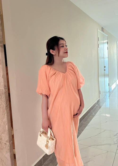 MiA lên tiếng về chia sẻ cũ: "Em không muốn thật. Luôn trốn tránh tại vì em sợ trách nhiệm. Em luôn phân biệt giữa lấy chồng và sinh con là khác nhau hoàn toàn. Không phải cứ lấy chồng là phải sinh con. Sinh con thật nhiều vấn đề. Đâu phải cứ tạo ra một đứa trẻ rồi trời nuôi là được. Cho nên khi em cảm thấy mình đã đủ điều kiện, biết trách nhiệm hơn, sẵn sàng rồi mới dám sinh con đây ạ! Chuyện đại sự mà sao làm bừa được ạ".