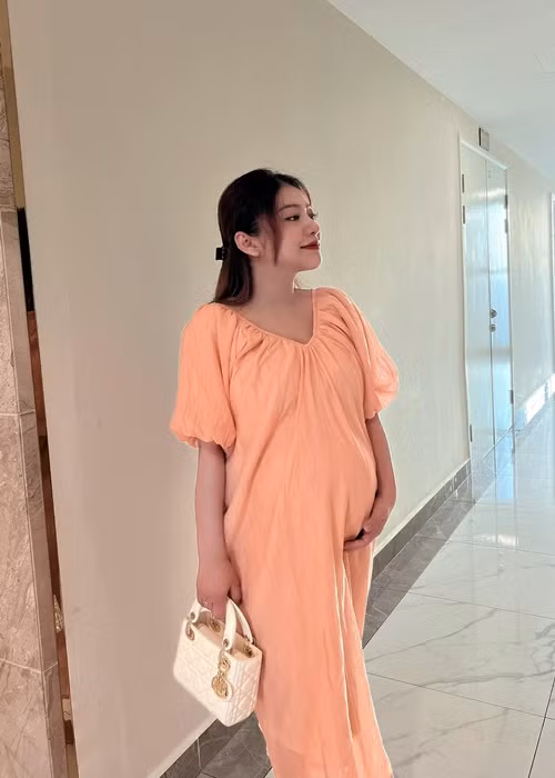 MiA lên tiếng về chia sẻ cũ: "Em không muốn thật. Luôn trốn tránh tại vì em sợ trách nhiệm. Em luôn phân biệt giữa lấy chồng và sinh con là khác nhau hoàn toàn. Không phải cứ lấy chồng là phải sinh con. Sinh con thật nhiều vấn đề. Đâu phải cứ tạo ra một đứa trẻ rồi trời nuôi là được. Cho nên khi em cảm thấy mình đã đủ điều kiện, biết trách nhiệm hơn, sẵn sàng rồi mới dám sinh con đây ạ! Chuyện đại sự mà sao làm bừa được ạ".