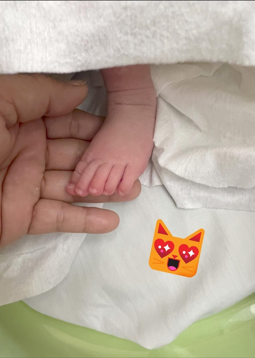 MiA khoe hình ảnh bàn chân xinh xắn của ái nữ.