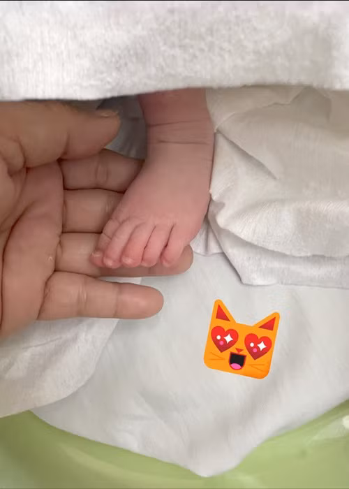 MiA khoe hình ảnh bàn chân xinh xắn của ái nữ.