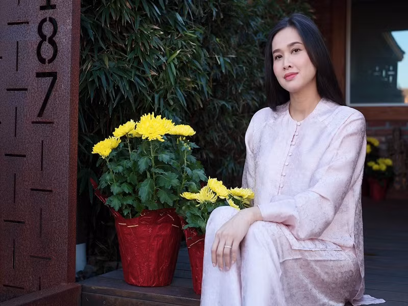 Dương Mỹ Linh không khoe vòng hai như thường thấy.