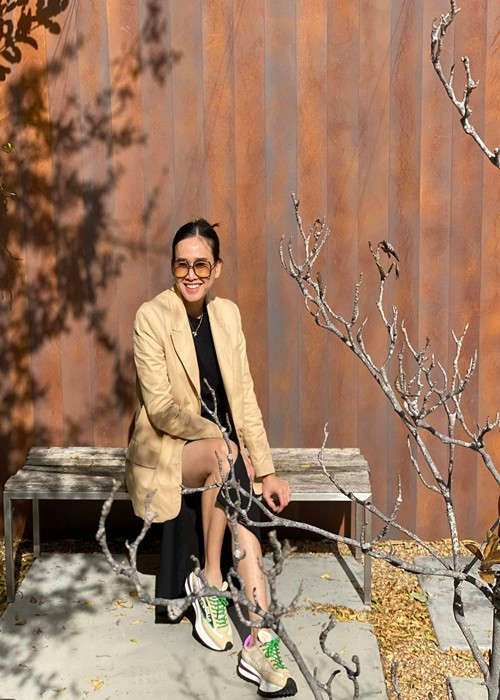 Người đẹp thường xuyên diện trang phục rộng để che vòng hai.