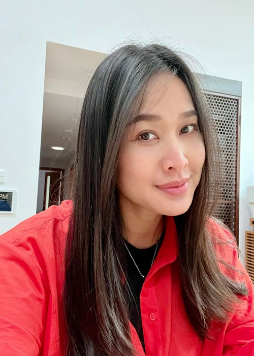 Dương Mỹ Linh còn thường đăng tải hình ảnh chụp cận mặt hoặc che vòng hai.