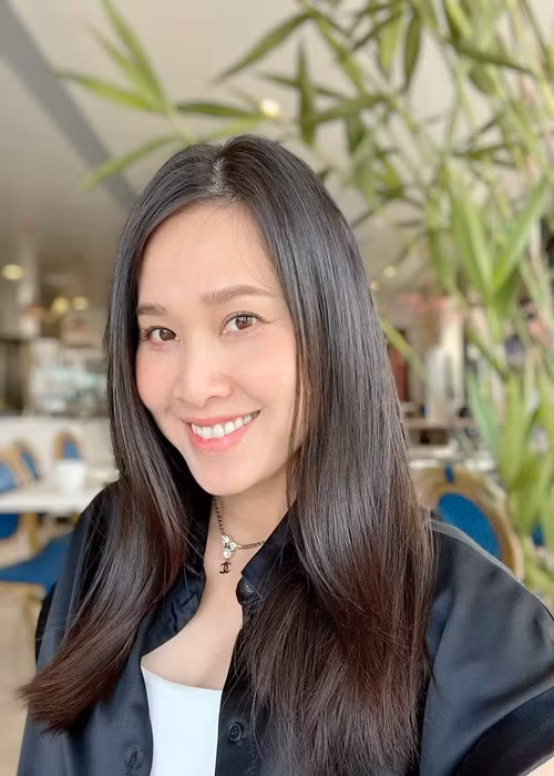 Gương mặt của nàng Hoa hậu phụ nữ Việt Nam qua ảnh 2006 trông tròn trịa hơn khi mang bầu.