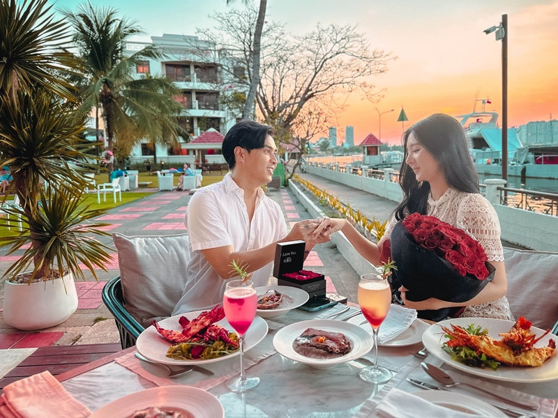 Mới đây, Hồ Quang Hiếu đăng tải clip cầu hôn Tuệ Như. Nam ca sĩ đã mời bạn gái kém 17 tuổi đi ăn tối. Dưới ánh hoàng hôn, Hồ Quang Hiếu trao hoa và nhẫn kim cương. Nam ca sĩ cho rằng màn cầu hôn này đơn giản nhưng lãng mạn để thể hiện tình cảm chân thành. Ảnh: Zing