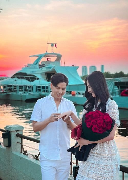 Tuệ Như đồng ý nhận lời cầu hôn của Hồ Quang Hiếu. Cô chia sẻ: “Không còn một mình nữa rồi, thật vui vì sau này luôn có anh bên cạnh. Cảm ơn vì tất cả”. Ảnh: FBNV