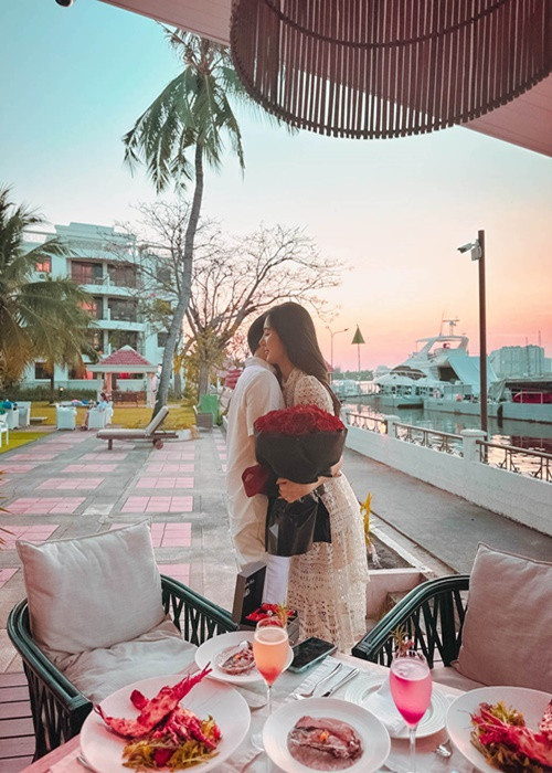 Hồ Quang Hiếu được bạn bè khuyên nên nhảy flashmob, cầu hôn ở quán ăn đông người hay phố đi bộ Nguyễn Huệ. Tuy cảm thấy khá hay nhưng nam ca sĩ cho rằng anh có tuổi nên thấy không hợp và rất ngại. Ảnh: Arttimes