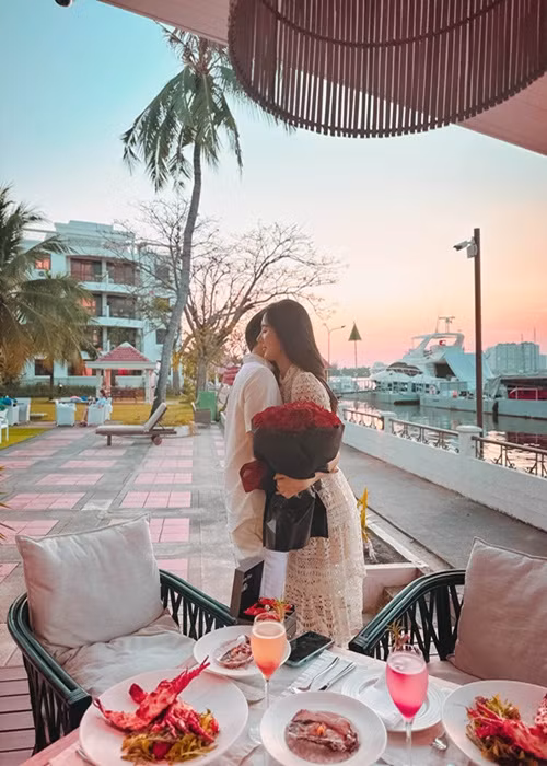 Hồ Quang Hiếu được bạn bè khuyên nên nhảy flashmob, cầu hôn ở quán ăn đông người hay phố đi bộ Nguyễn Huệ. Tuy cảm thấy khá hay nhưng nam ca sĩ cho rằng anh có tuổi nên thấy không hợp và rất ngại. Ảnh: Arttimes