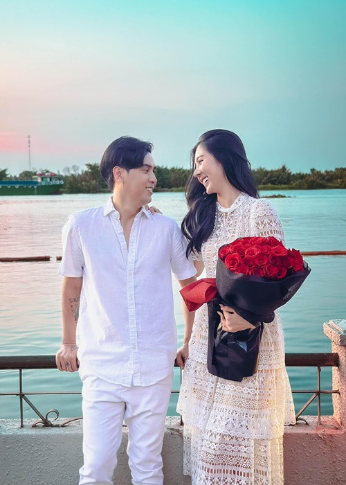 Hồ Quang Hiếu và Tuệ Như lần đầu gặp gỡ trong tiệc sinh nhật của một người bạn. Khi ra về, Tuệ Như đi nhờ xe Hồ Quang Hiếu. Ảnh: FBNV