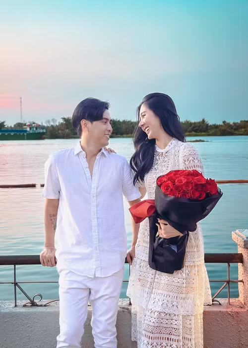 Hồ Quang Hiếu và Tuệ Như lần đầu gặp gỡ trong tiệc sinh nhật của một người bạn. Khi ra về, Tuệ Như đi nhờ xe Hồ Quang Hiếu. Ảnh: FBNV