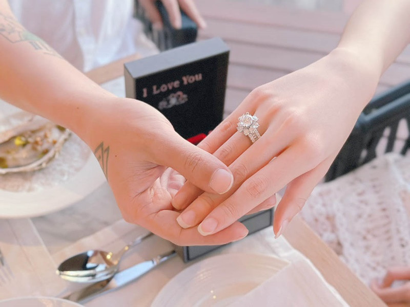 Cận cảnh nhẫn kim cương Hồ Quang Hiếu cầu hôn Tuệ Như. Ảnh: Zing
