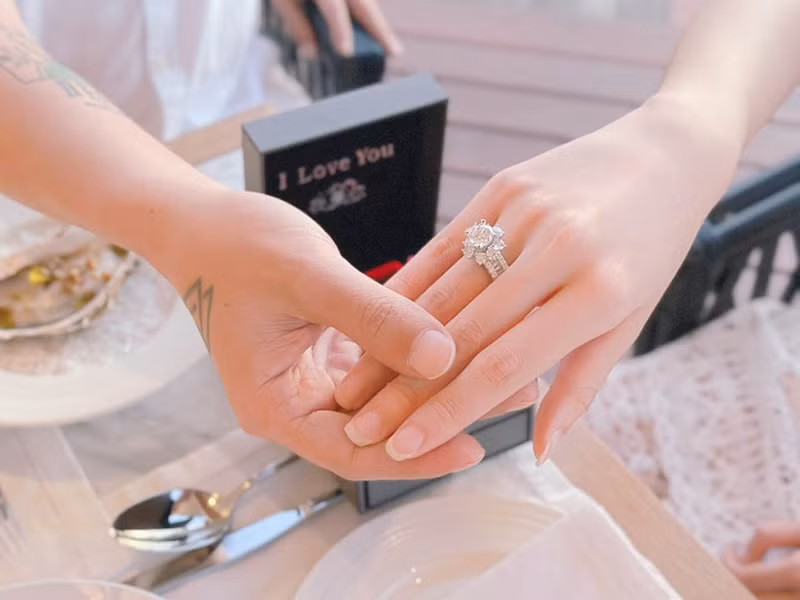 Cận cảnh nhẫn kim cương Hồ Quang Hiếu cầu hôn Tuệ Như. Ảnh: Zing