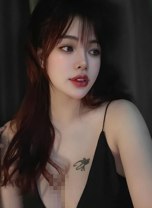 Vòng một của bà xã Anh Tuấn ngày càng căng tràn sau khi sinh nở.