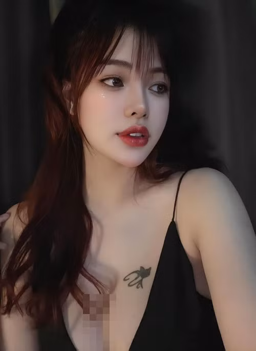 Vòng một của bà xã Anh Tuấn ngày càng căng tràn sau khi sinh nở.