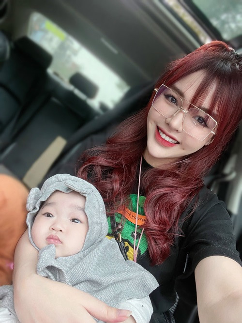 Vợ chồng Anh Tuấn từng "kể xấu" nhau. Anh Tuấn cho biết, vợ hay ghen còn Lâm Diễm Quỳnh chia sẻ, chồng rất bừa bộn, đi nhậu say về trễ.