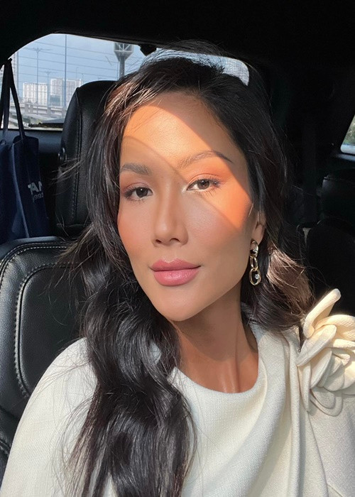 “Nguyên nhân chia tay là vì lần đầu tiên quen 1 người, tôi tưởng tượng tình yêu sẽ như trong phim nhưng thực sự nó không giống như vậy! Bây giờ tôi nhẹ nhàng hơn, phải tự làm cho mọi thứ lãng mạn hơn", Hoa hậu H’hen Niê thổ lộ. Ảnh: FBNV