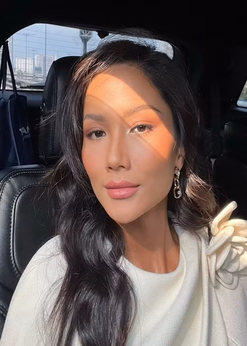 “Nguyên nhân chia tay là vì lần đầu tiên quen 1 người, tôi tưởng tượng tình yêu sẽ như trong phim nhưng thực sự nó không giống như vậy! Bây giờ tôi nhẹ nhàng hơn, phải tự làm cho mọi thứ lãng mạn hơn", Hoa hậu H’hen Niê thổ lộ. Ảnh: FBNV