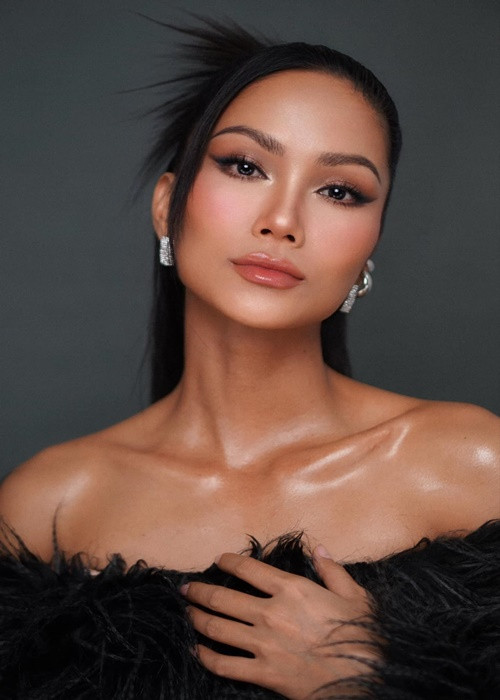 Người đẹp chia sẻ, trong tình yêu, cô rất con nít. “Tôi cảm giác mình giống như một học sinh chứ không phải người trưởng thành. Tôi nghĩ bạn đó khổ tâm với tôi lắm”, H’hen Niê tâm sự. Ảnh: FBNV