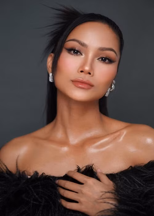 Người đẹp chia sẻ, trong tình yêu, cô rất con nít. “Tôi cảm giác mình giống như một học sinh chứ không phải người trưởng thành. Tôi nghĩ bạn đó khổ tâm với tôi lắm”, H’hen Niê tâm sự. Ảnh: FBNV