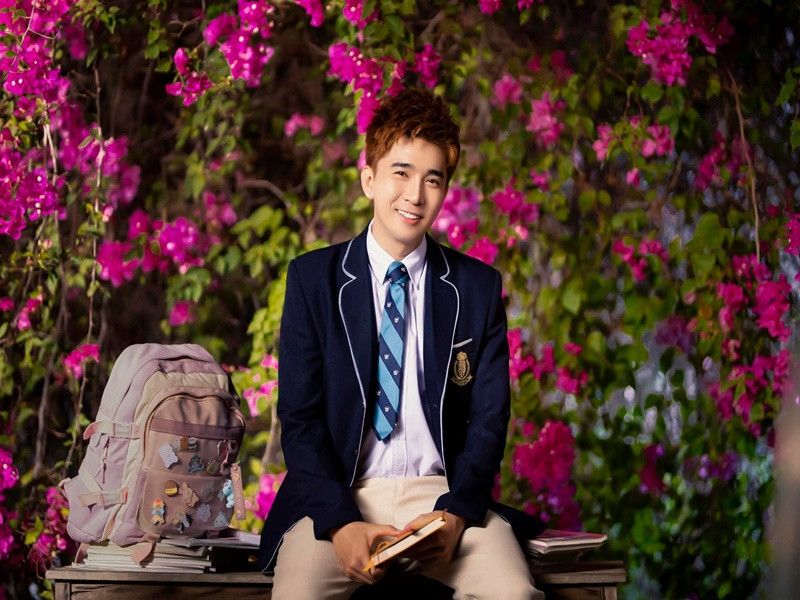 Chi Dân cũng từng trở thành tâm điểm của dư luận khi khán giả cho rằng anh viết lại lời Việt cho ca khúc nhạc hoa “Người tôi yêu chẳng hề yêu tôi” sát nghĩa tới mức thô thiển. Một số câu hát trong bài như: "Phòng em tôi đã từng nằm, uống ly nước em uống thừa, ăn cơm em bỏ dở”. Ảnh: FBNV