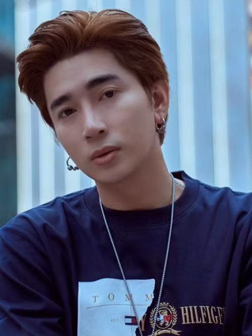 Bị chỉ trích, Chi Dân phân trần: “Dân đăng bài nhằm mục đích là vui với các fan và người nhà của Dân thôi chứ không có ý kích động hay sao hết, nhìn vào ai cũng thấy đó là mặt của Dân mà sao mọi người nghĩ chuyện nghiêm trọng lên quá vậy”. Ảnh: FBNV