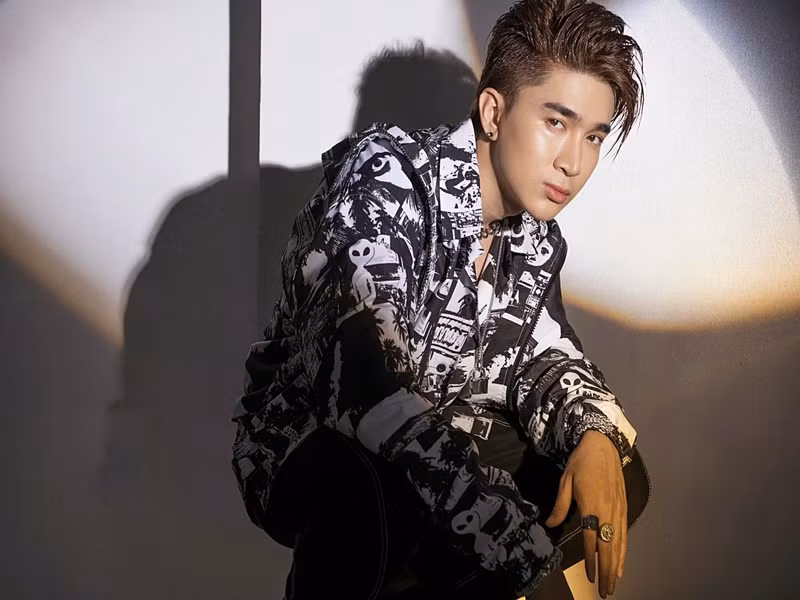 Năm 2022, một đoạn clip ghi lại phần trình diễn của Chi Dân được lan truyền trên mạng xã hội. Không ít người cho rằng nam ca sĩ hát nhép bởi giọng của Chi Dân không nổi rõ trên nền nhạc. Ảnh: FBNV