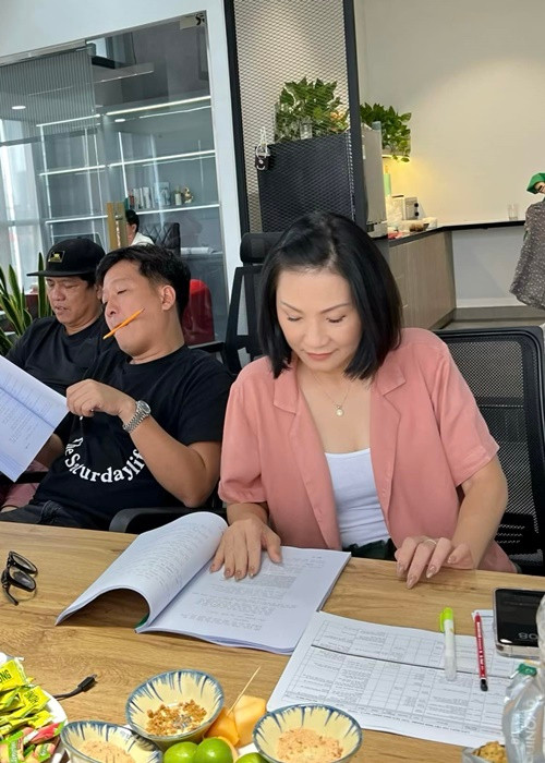 Hồng Đào đọc kịch bản trên phim trường “Chủ tịch giao hàng”. Ảnh: FBNV