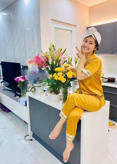 Diễn viên “Kiều nữ và đại gia” có cuộc sống sang chảnh. Năm 2020, cô liên tục khoe tậu xe, mua nhà. Ảnh: Dân Việt