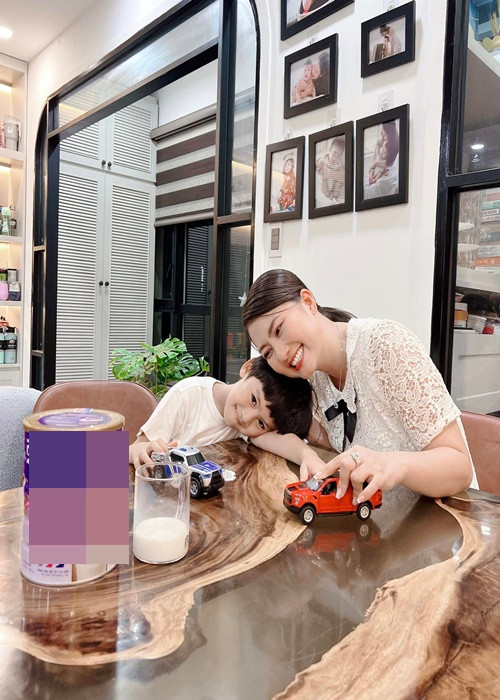 Ngọc Lan còn kiếm tiền từ việc quảng cáo. “Quảng cáo tôi không nhận đại trà mà chỉ nhận của những thương hiệu lớn, làm ít nhưng tiền lương cao”, bà mẹ một con tiết lộ. Ảnh: FBNV