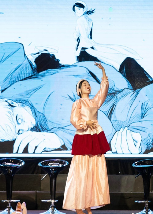 Bị hoài nghi bỏ dân ca, bolero, Phương Mỹ Chi chia sẻ trên Arttimes: "Dòng nhạc dân ca, bolero thì Chi không bao giờ từ bỏ. Chi sắp làm album về dòng nhạc này. Khi bắt đầu đi hát, mẹ Chi đã dặn rất kỹ rằng: “Con làm gì thì làm, không được từ bỏ nhạc dân ca, bolero”. Ảnh: FBNV