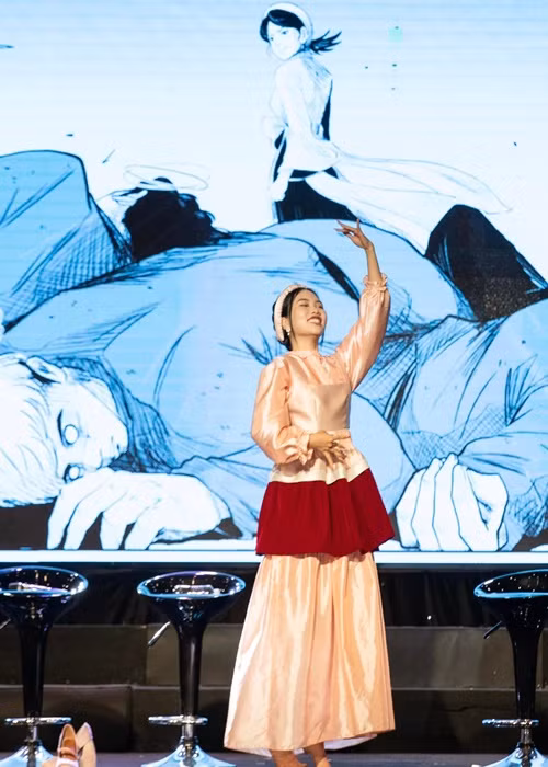 Bị hoài nghi bỏ dân ca, bolero, Phương Mỹ Chi chia sẻ trên Arttimes: "Dòng nhạc dân ca, bolero thì Chi không bao giờ từ bỏ. Chi sắp làm album về dòng nhạc này. Khi bắt đầu đi hát, mẹ Chi đã dặn rất kỹ rằng: “Con làm gì thì làm, không được từ bỏ nhạc dân ca, bolero”. Ảnh: FBNV