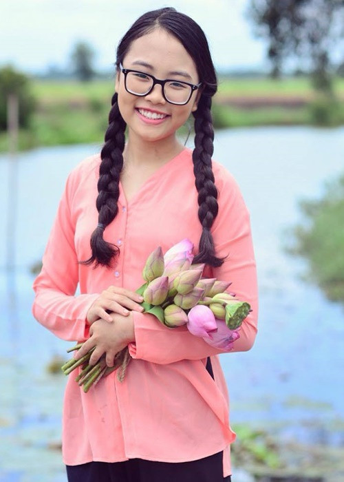 Với danh hiệu á quân cuộc thi Giọng hát Việt nhí 2013, Phương Mỹ Chi bước vào con đường ca hát chuyên nghiệp. Ngày còn thuộc công ty của cha nuôi Quang Lê, Phương Mỹ Chi miệt mài đi hát, tung các sản phẩm âm nhạc. Ảnh: FBNV