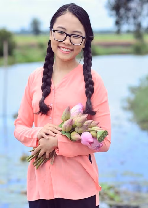 Với danh hiệu á quân cuộc thi Giọng hát Việt nhí 2013, Phương Mỹ Chi bước vào con đường ca hát chuyên nghiệp. Ngày còn thuộc công ty của cha nuôi Quang Lê, Phương Mỹ Chi miệt mài đi hát, tung các sản phẩm âm nhạc. Ảnh: FBNV