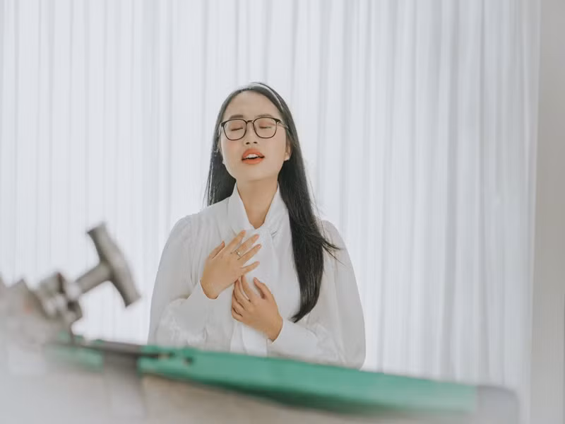 Về giọng hát, Phương Mỹ Chi thấy mình hát tốt hơn xưa. Ngoài ra, cô còn được một số người trong nghề đánh giá cao về kỹ thuật thanh nhạc. Ca sĩ Thùy Trang cho biết, Phương Mỹ Chi không chỉ hát tình cảm mà lực hát cũng thoải mái và bay bổng hơn xưa. Ảnh: FBNV