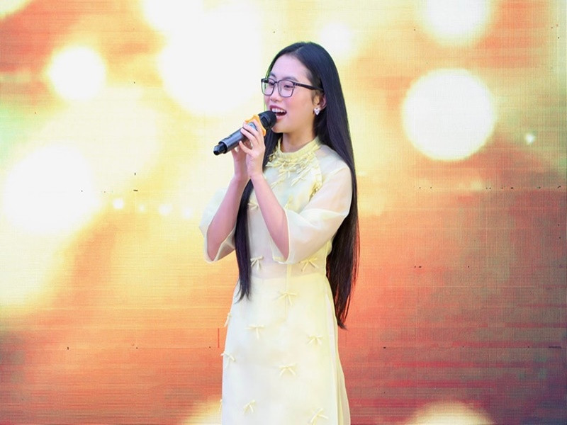 "Chị Bảy" đang bảo lưu chương trình đại học để tập trung hoạt động nghệ thuật. Ảnh: FBNV