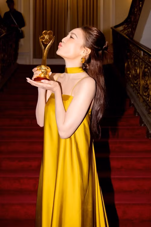 Lan Ngọc đoạt nhiều giải thưởng như: Nữ diễn viên được yêu thích nhất tại Mai Vàng 2011, Nữ diễn viên chính xuất sắc tại Liên hoan phim quốc gia 2011, Nữ chính phim truyện nhựa tại Cánh diều vàng 2010, Nữ diễn viên chính xuất sắc tại Cánh diều vàng 2015, Nữ diễn viên được yêu thích nhất và giải Nghệ sĩ của năm tại Mai Vàng 2019, Nữ diễn viên điện ảnh được yêu thích nhất tại Mai Vàng 2022. Ảnh: FBNV