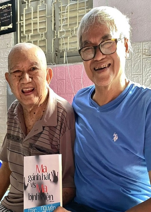 Đầu tháng 4, tập truyện ngắn Ma gánh hát v/s Ma bịnh viện nghệ sĩ Mạc Can viết chung cùng nhà văn Nguyễn Đông Thức, đã được xuất bản. Ảnh: PLO