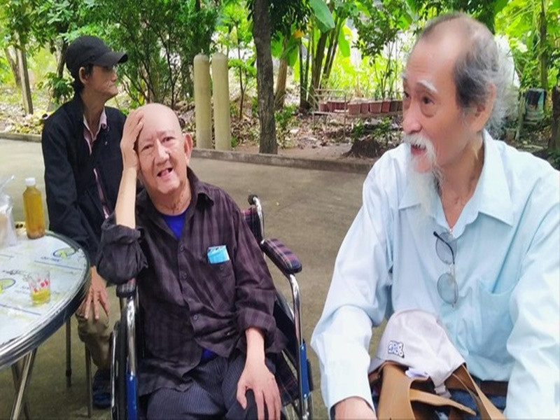 Nghệ sĩ Mạc Can đang dưỡng bệnh. Gần đây, ông không thể đứng được lâu vì bị bệnh khớp và cần có người hỗ trợ đi lại. Ảnh: Tiền Phong