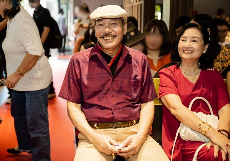 Mới đây, nhạc sĩ Trần Tiến xuất hiện bên bà xã là nhà giáo Bích Ngà trong buổi công bố Live concert Trần Tiến - Nửa thế kỷ phiêu bạt. Bà Bích Ngà trải lòng trên Vietnamnet về quãng thời gian cùng chồng vượt qua bệnh ung thư vòm họng. Ảnh: Vietnamnet